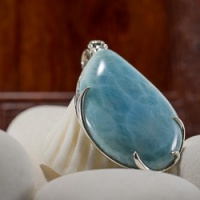 larimar_pendant_on_silver_base